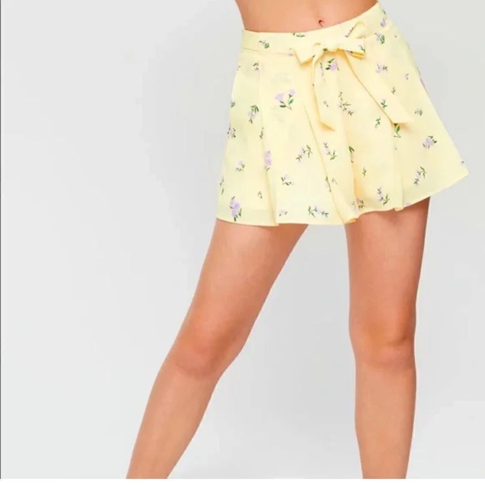 Aritzia Sunday Best Westley Pleated Short Pastel Yellow Size